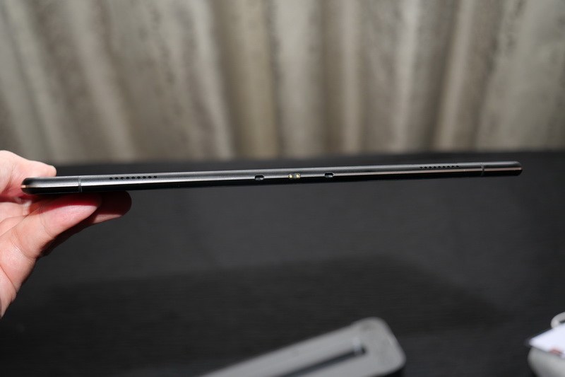タブレット下部側面