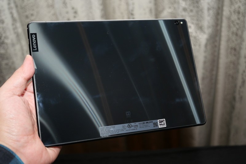 背面。P10は背面にもガラスを採用