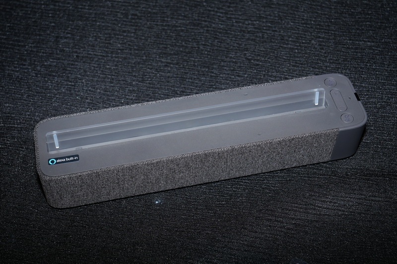 付属のLenovo Smart Dock。タブレットを上部に装着すると、Showモードへと切り替わるとともに、タブレットへの充電も行なわれる