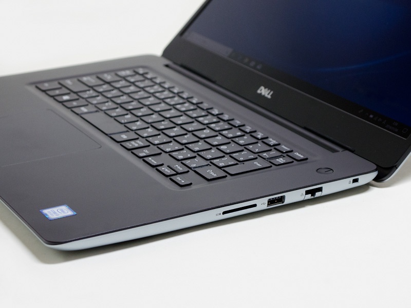 右側面。ロックポート、Gigabit Ethernet、USB 2.0、SDカードリーダ