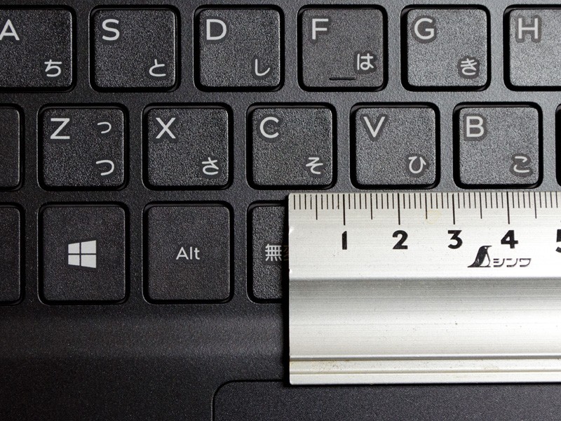 キーピッチは実測で約19mm。一部ピッチがせまくなっているキーもある