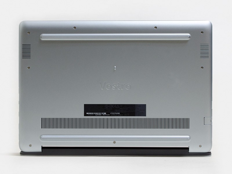 背面。手前左右にスピーカー用のスリット。前後にバータイプのゴム足。メモリなどにアクセスする小パネルなどはない