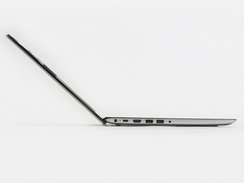 厚みは18.04mm。写真からもわかるようにそれなりにスリム