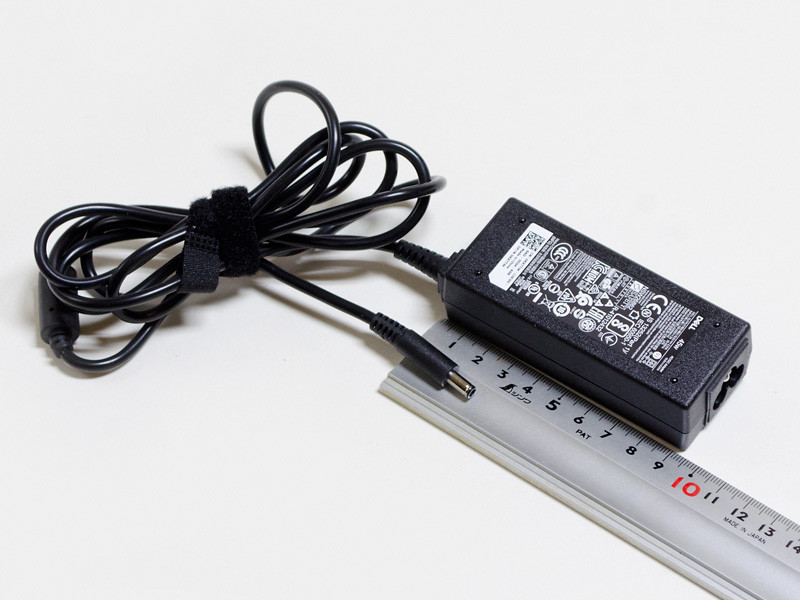 ACアダプタのサイズは約90×38×25mm(幅×奥行き×高さ)、重量158g、出力19.5V/2.31A。USB Power Delivery対応のものではなく専用コネクタを使ったものとなる