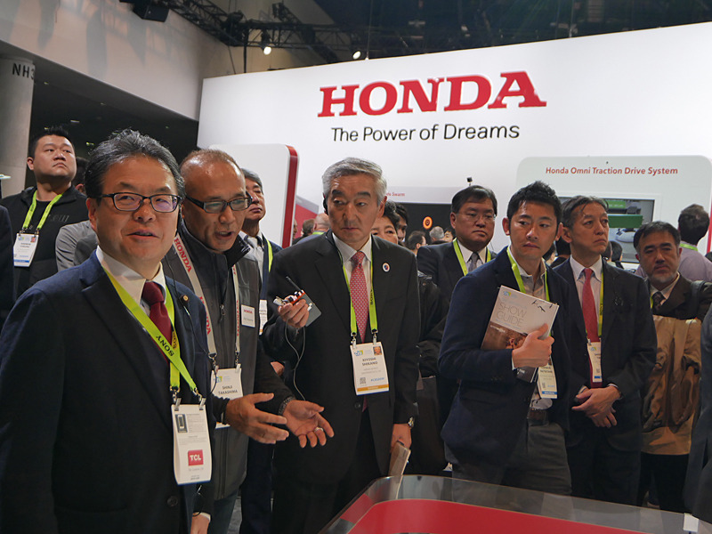 CES 2019のホンダブースを視察する世耕弘成大臣