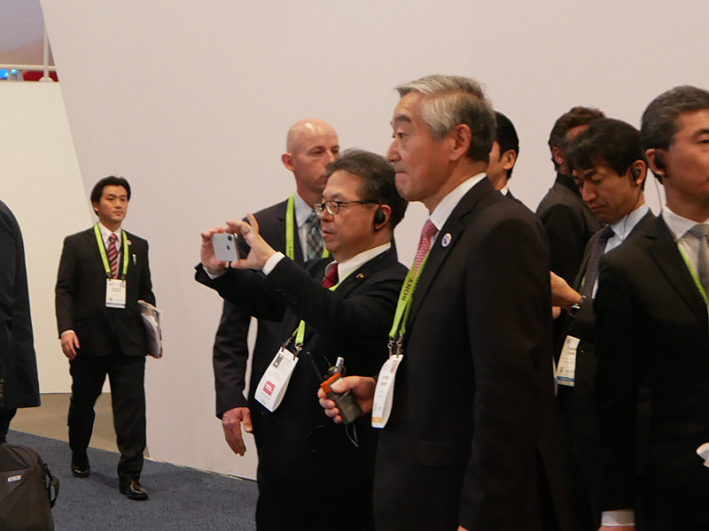 自らのスマホを使って、熱心に撮影する様子も見られた