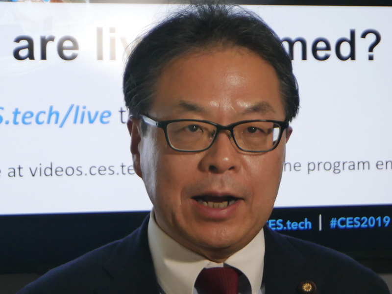 CES 2019の会場で取材に応じる経済産業省の世耕弘成大臣