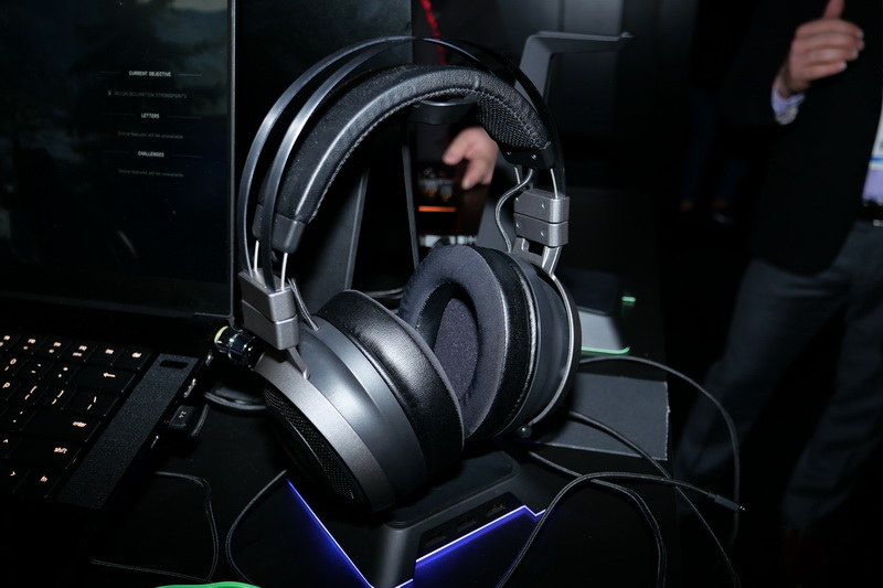 こちらは米国などで発売済みのヘッドセット「Razer Nari Ultimate」。「Razer HyperSense」という振動機能内蔵で、ゲームなどの音声に合わせて振動する