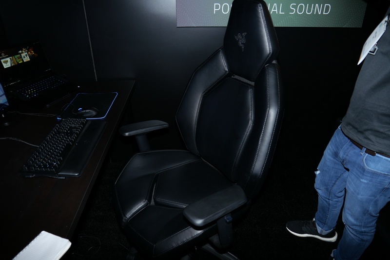 ゲーミングチェアのコンセプトモデル。背中にRazer HyperSense対応アクチュエータを内蔵