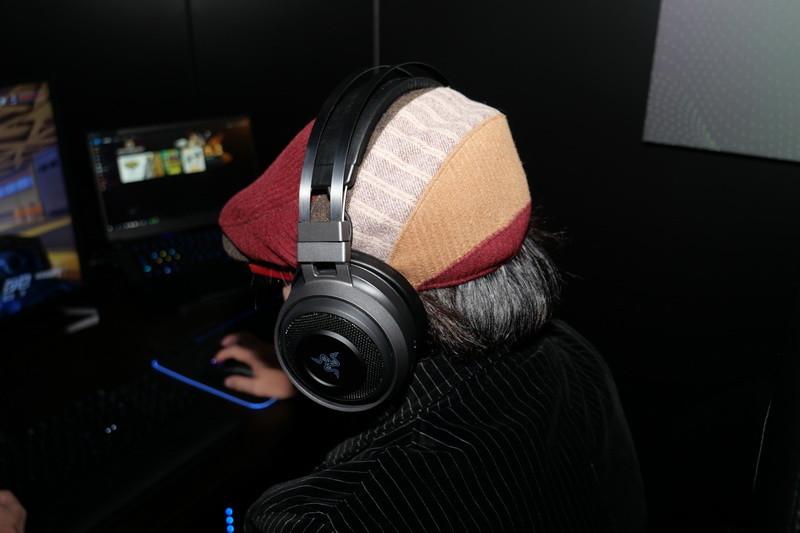 ゲーム内音声の右はマウス、左はパームレスト、背後はチェア、前方はヘッドセットが振動し、臨場感を高める