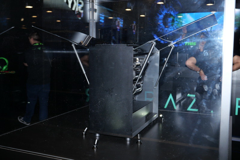 Razer初の自社ブランドPCケース「Razer Tomahawk Elite」