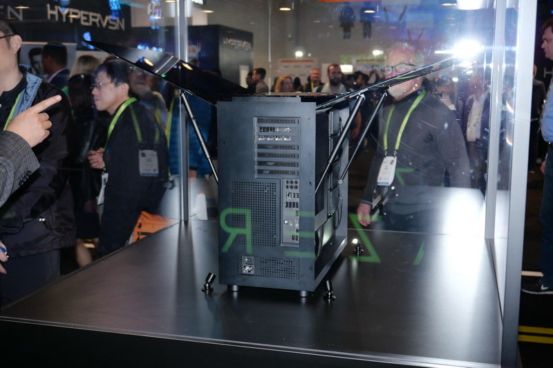 左右パネルがガルウィングドアのように開く構造が大きな特徴