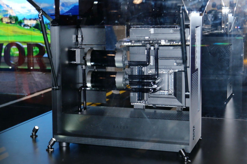 内部は水冷ユニットの装着に最適化した構造となっている