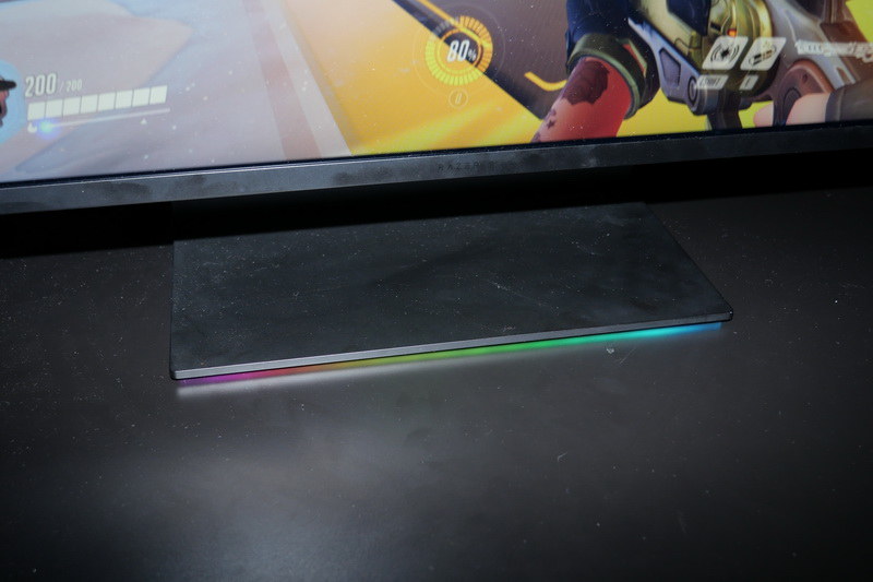 スタンド下部にRazer Chrom対応イルミネーション機能を搭載