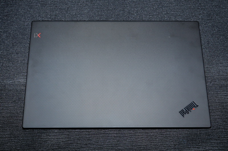 天板。基本的な本体デザインは従来モデルとほぼ同等