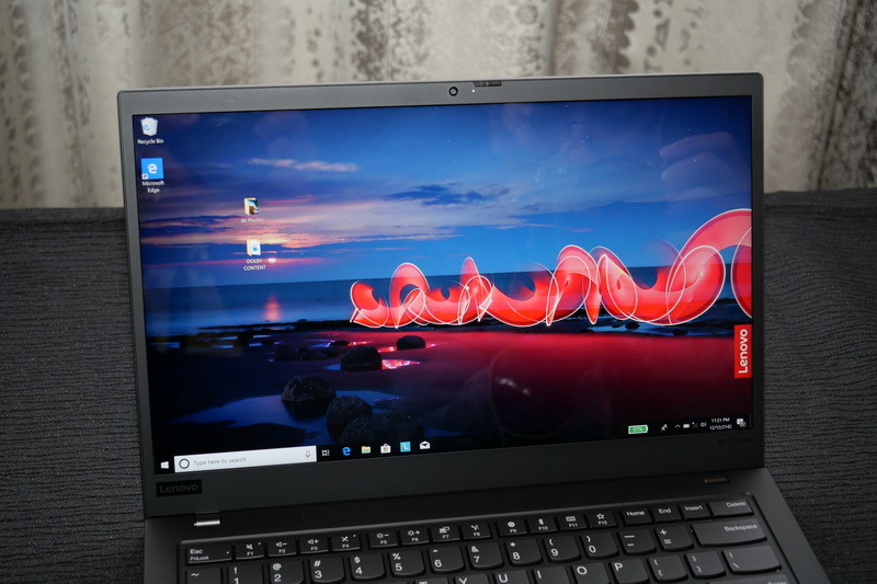 ディスプレイ。サイズは14型で、あらたに4K/HDR 400/Dolby Vision対応パネルが選択可能となった