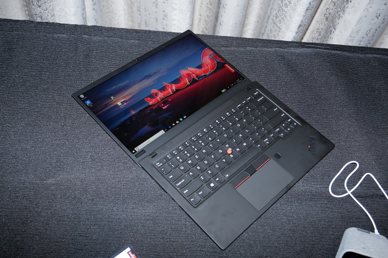 もちろんディスプレイは180度開く