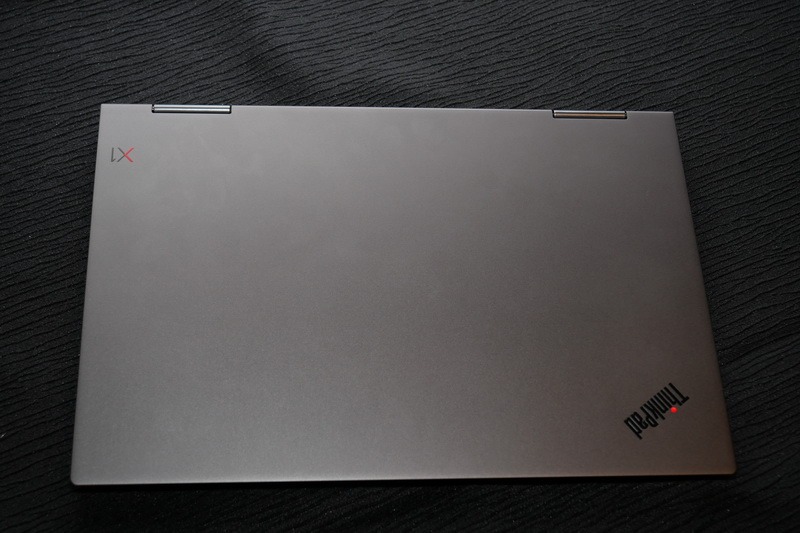 天板。フットプリントは従来モデルからかなり小型化されたが、デザインは大きく変わっていない