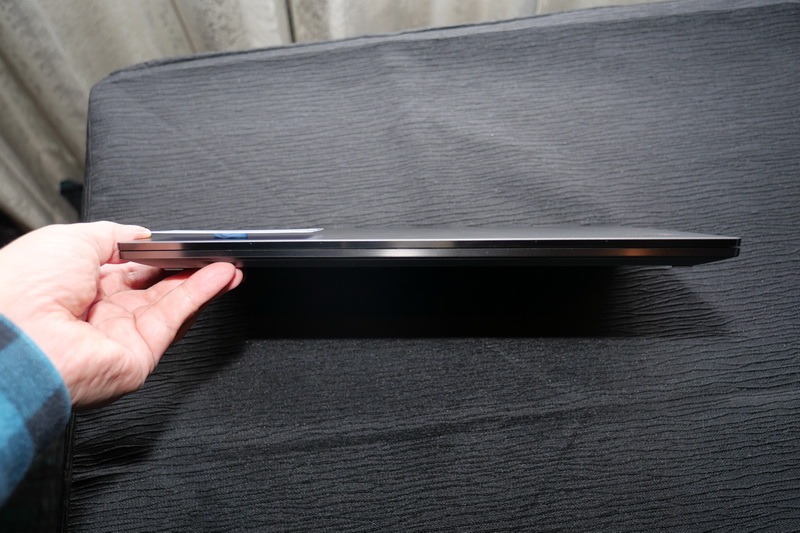 正面。高さも1.8mm薄くなり、携帯性が向上