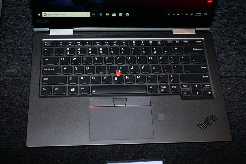 キーボードとポインティングデバイス。タッチパッド右には指紋認証センサーを搭載している