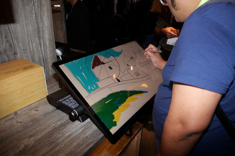 ディスプレイを倒すことで、快適なペン入力環境が得られる