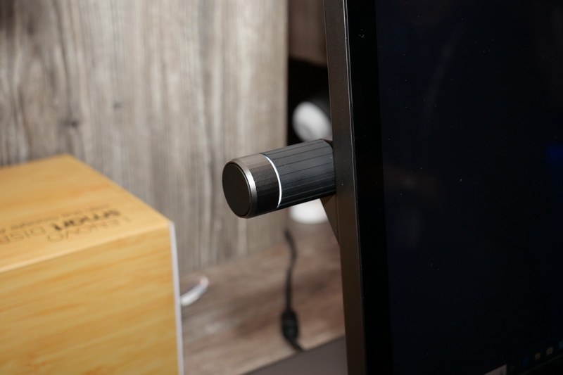 左側面のPrecision Dial。AdobeのIllustrator、Photoshop、Lightroom、MicrosoftのWord、Excel、PowerPointなどに最適化されている