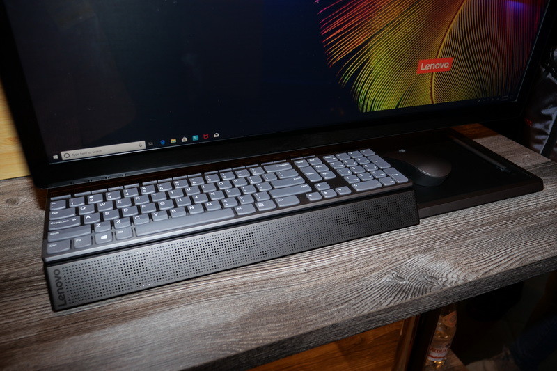 PC本体はスタンド部に内蔵。スタンド上部には付属ワイヤレスキーボードやマウス、ペンの収納スペースを用意