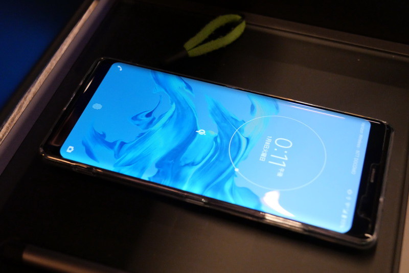 マウス収納部には、Qi準拠の無線給電機能を内蔵し、対応スマートフォンの充電が可能だ