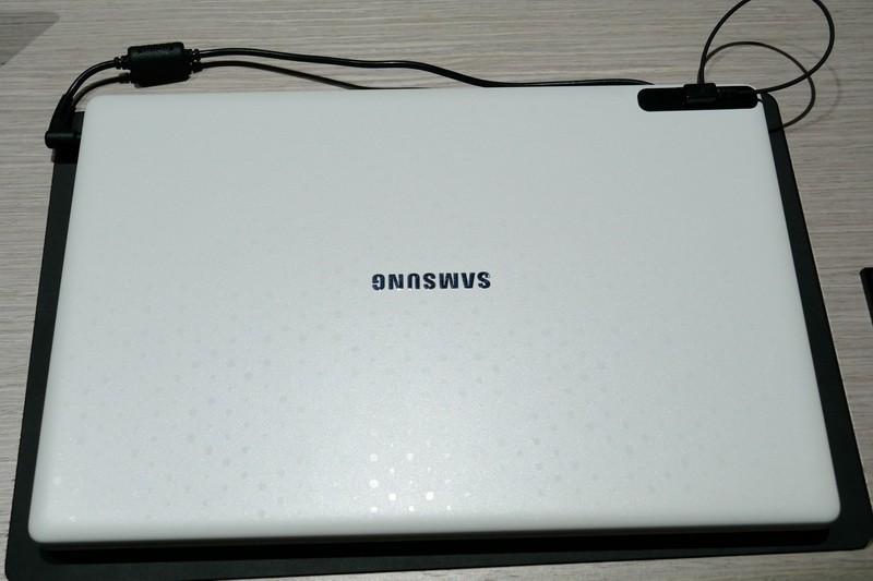 天板。樹脂素材を採用し、価格なりの質感だ