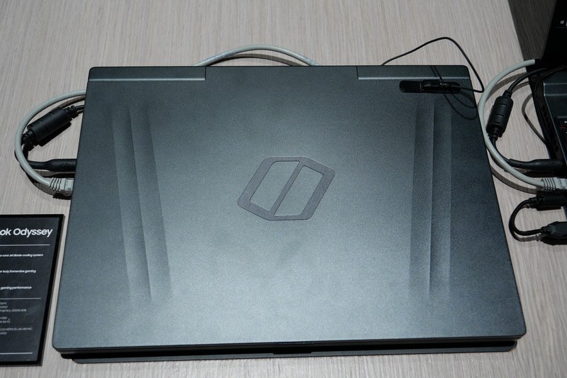 天板。ゲーミングPCブランド、Odysseyのロゴが見える