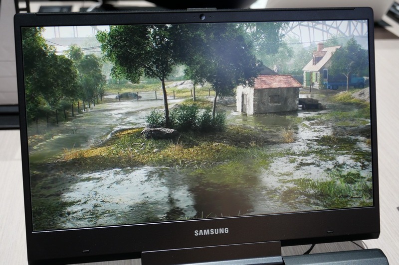 ディスプレイはリフレッシュレート最大144Hz、NVIDIA G-SYNC対応の15.6型フルHD液晶を採用