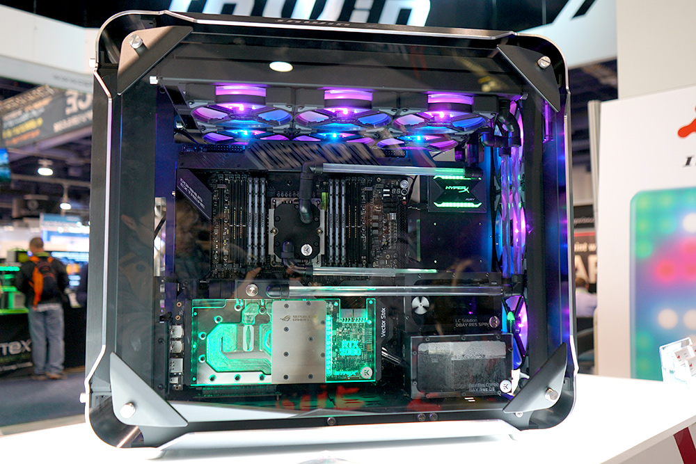 本格水冷PC一式をまるごとケース内に収めている