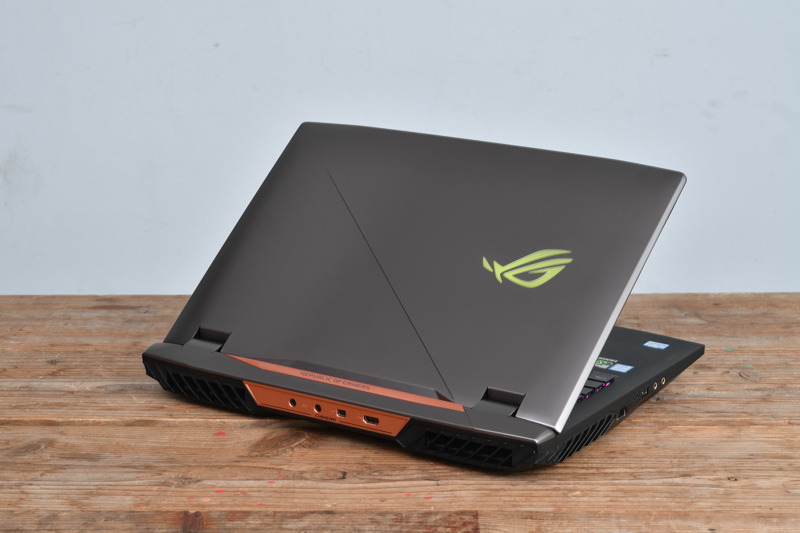 ROGのロゴが入った金属素材の天板