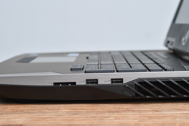 SDカードスロット、USB 3.1×2を装備