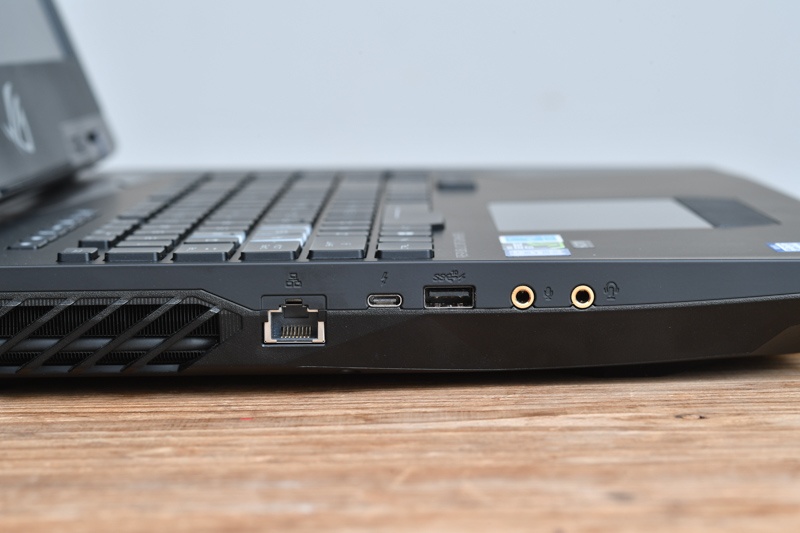 Ethernet、Thunderbolt 3、USB 3.1、音声入出力を装備