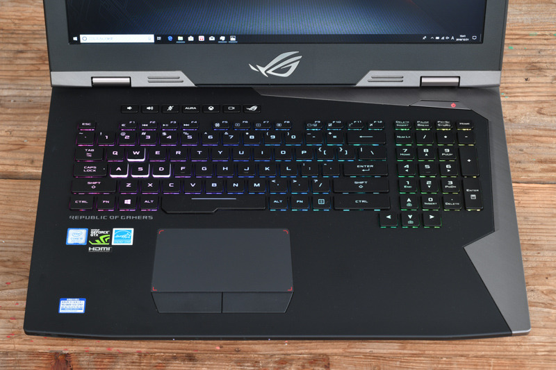 キーボードは10キーつきで、RGBバックライトを装備