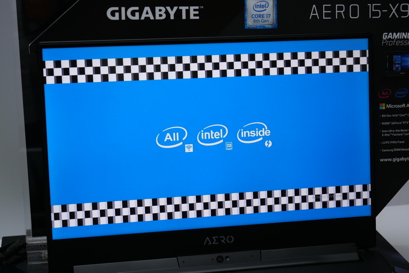 ディスプレイは15.6型で、ベゼル幅が最薄部5mmの超狭額縁仕様。また、リフレッシュレート144Hzに対応するLG製フルHD IPSパネル、またはAdobe RGBカバー率100％のAUO製4K IPSパネルと、搭載パネルのブランドも特定している