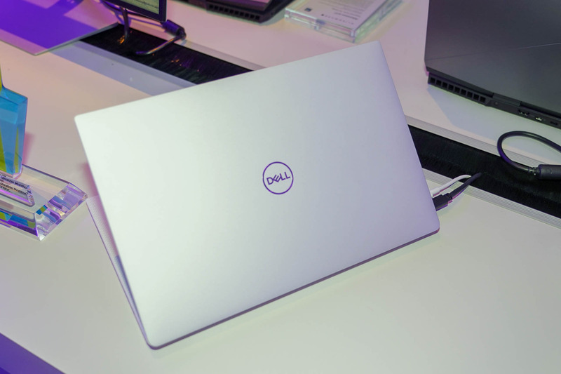 新色のフロスト/アーティックホワイトのXPS 13、従来のローズゴールド/ホワイトは天板がゴールドだったので、天板もホワイトが用意されるのが大きな違い