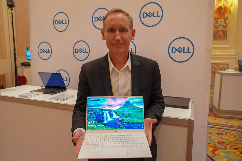 Dell エクスペリエンスデザイングループ コンシューマーデザイン担当 副社長 ジャスティン・ライルズ氏。ライルズ氏が手に持つのがXPS 13