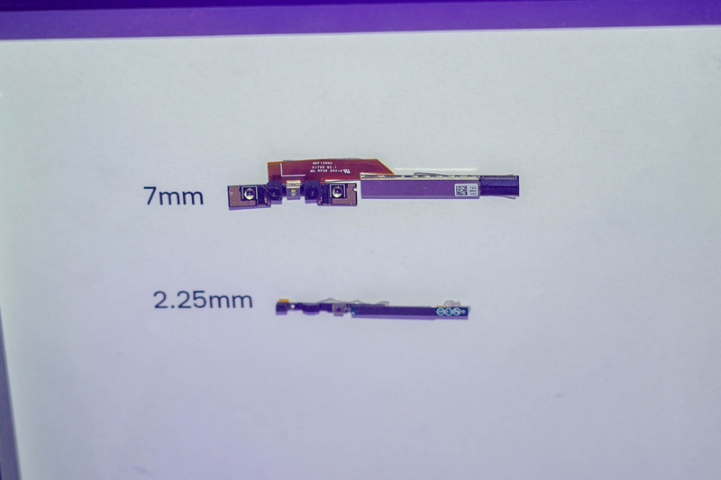 上側が従来の7mm幅のカメラ、下が新開発の2.25mm幅のカメラ