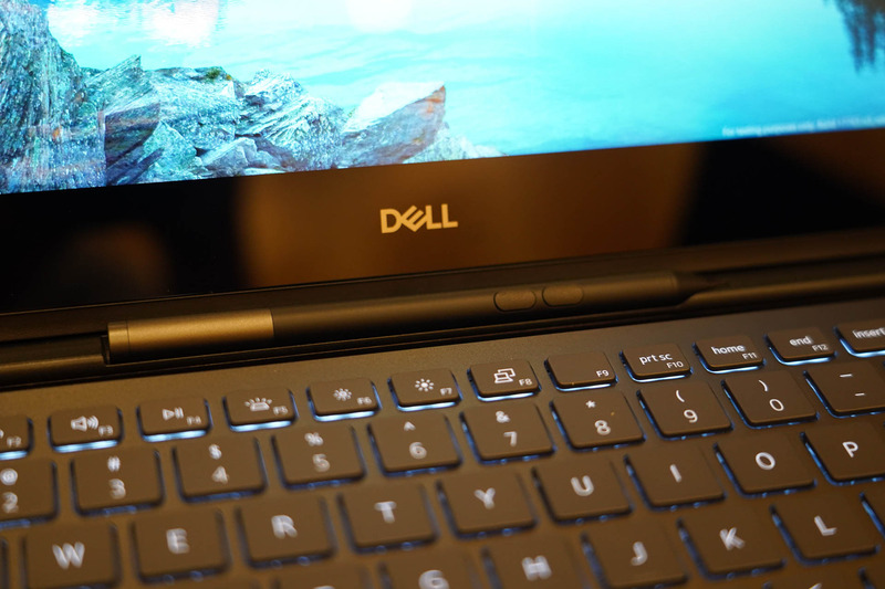 ペンはマグネットでヒンジ部分のトレイに固定される