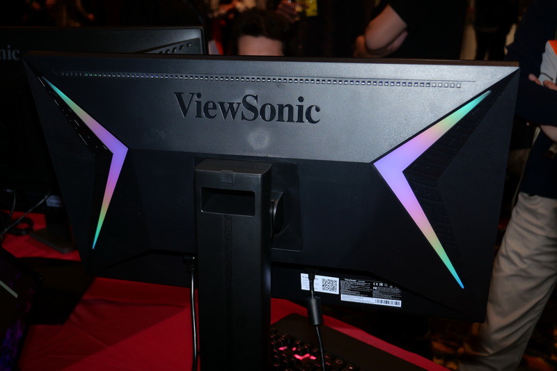 背面。主要マザーボードメーカーなどのライティング制御技術に対応するLEDイルミネーション機能も搭載する