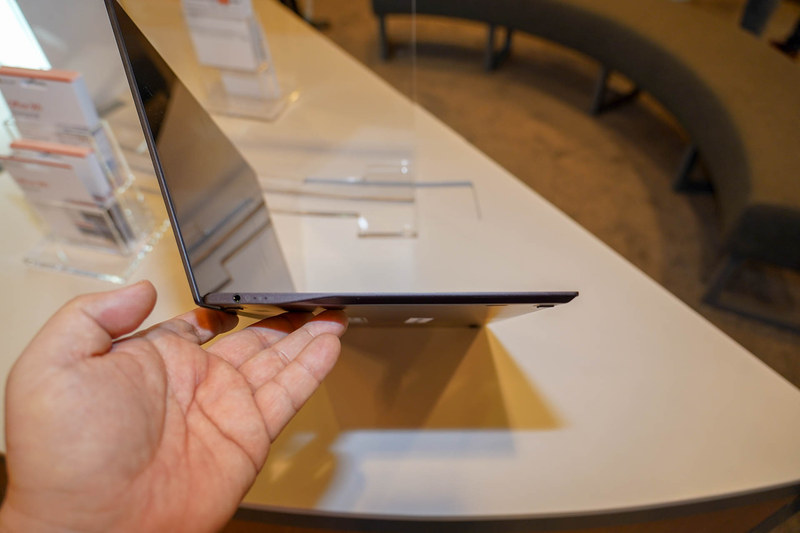 新Swift７は14型ディスプレイ搭載クラムシェル型ノートPCとは思えないほどの薄さと軽さを実現