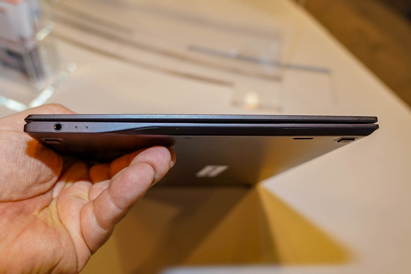 本体の左側面、ヘッドフォン端子がギリギリ入るぐらいの薄さ