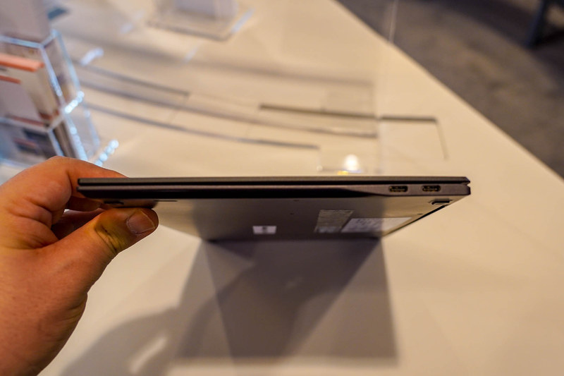 本体の右側面、USB Type-Cが2つあるだけという潔いデザイン