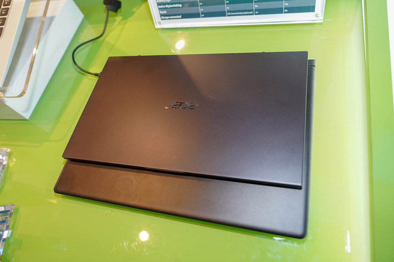 従来のSwift 7との底面積の比較。同じ14型なのにこのサイズ差は驚きとしか言いようがない