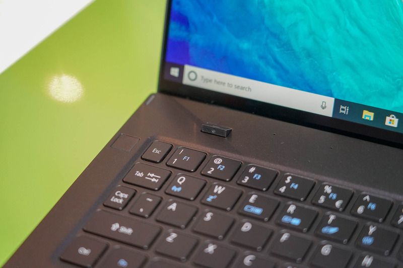 ポップアップするカメラ。IRには未対応なので、ESCキーの隣にある電源ボタンに指紋センサーが入る