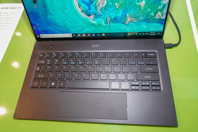 キーボードとタッチパッド部分、タッチパッドが横長なのも特徴の1つ