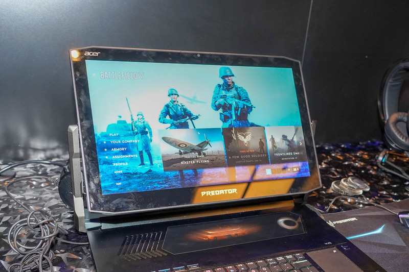 ディスプレイの中央部を起点にしてディスプレイが回転するイーゼル型ヒンジを備えるPredator Triton 900