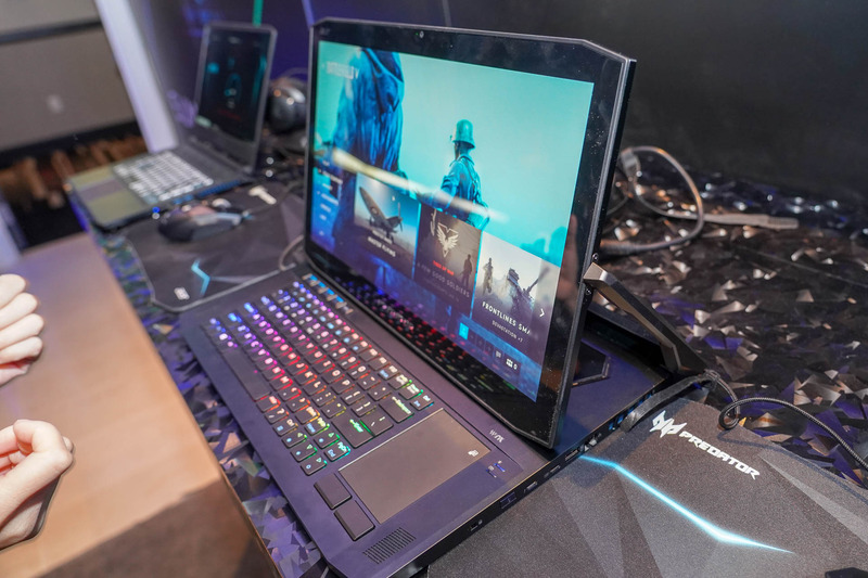 より手前に持ってきてクラムシェル型ノートPCのような状態でも使える